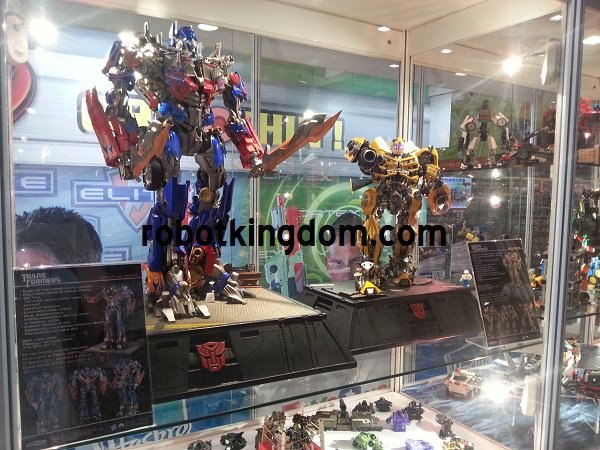 Transformers DOTM Optimus Prime And Bumblebee Statues From Calibre  (7 of 8)